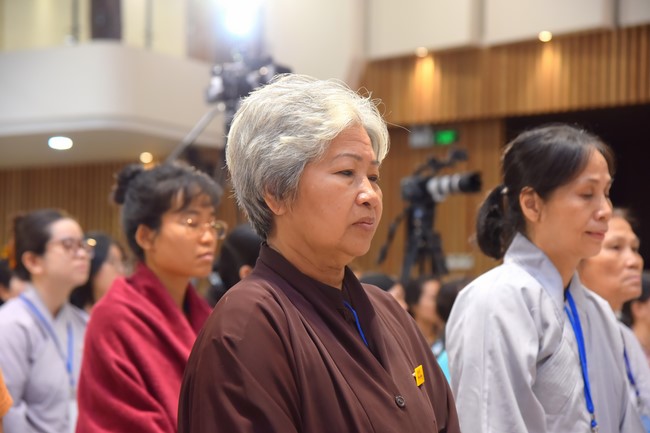 First day of Retreat Establishing communication in the family - Solving knots, reconnecting deep love of Plum Village.