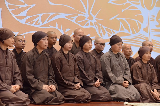 First day of Retreat Establishing communication in the family - Solving knots, reconnecting deep love of Plum Village.