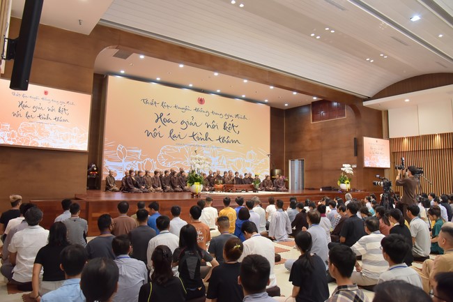 First day of Retreat Establishing communication in the family - Solving knots, reconnecting deep love of Plum Village.