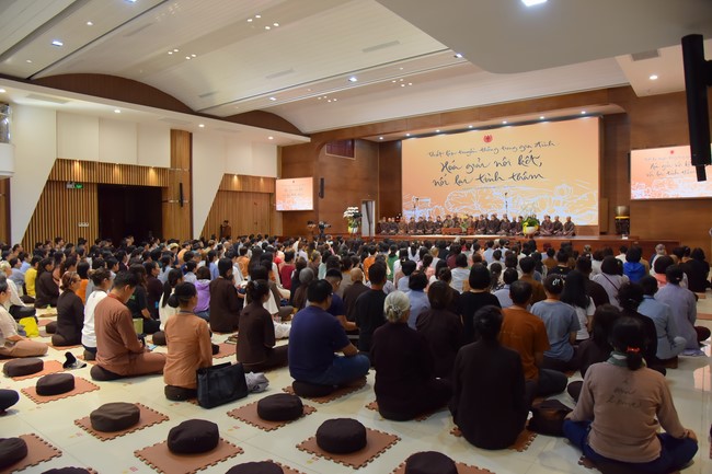 First day of Retreat Establishing communication in the family - Solving knots, reconnecting deep love of Plum Village.