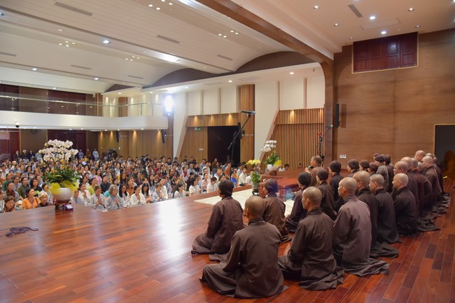 First day of Retreat Establishing communication in the family - Solving knots, reconnecting deep love of Plum Village.