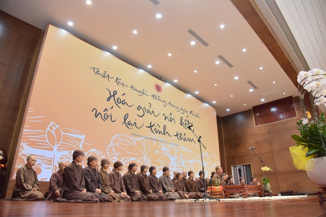 First day of Retreat Establishing communication in the family - Solving knots, reconnecting deep love of Plum Village.