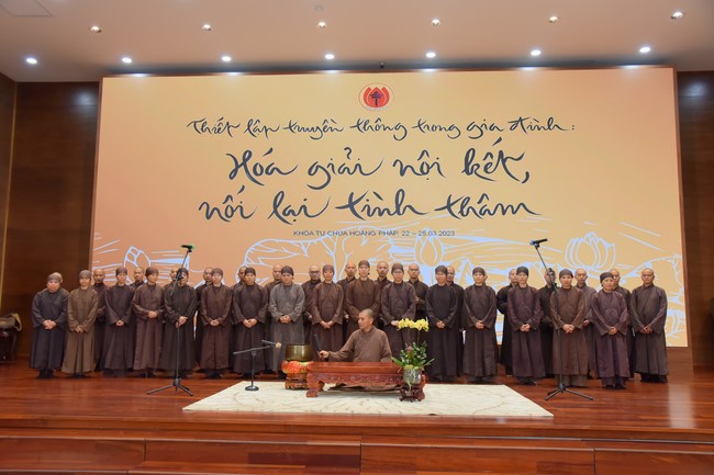 First day of Retreat Establishing communication in the family - Solving knots, reconnecting deep love of Plum Village.