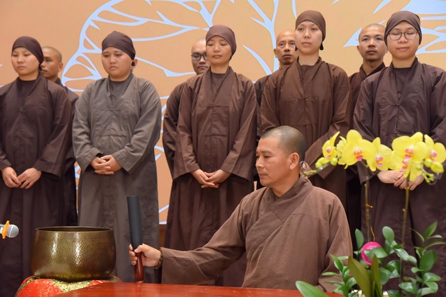 First day of Retreat Establishing communication in the family - Solving knots, reconnecting deep love of Plum Village.