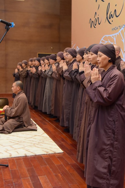 First day of Retreat Establishing communication in the family - Solving knots, reconnecting deep love of Plum Village.