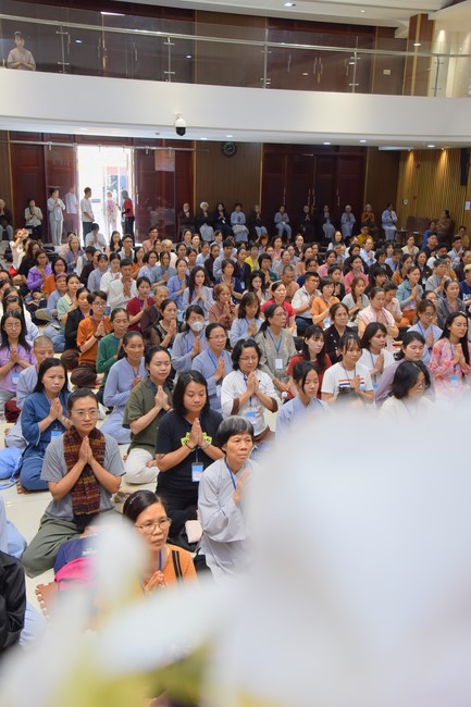 First day of Retreat Establishing communication in the family - Solving knots, reconnecting deep love of Plum Village.