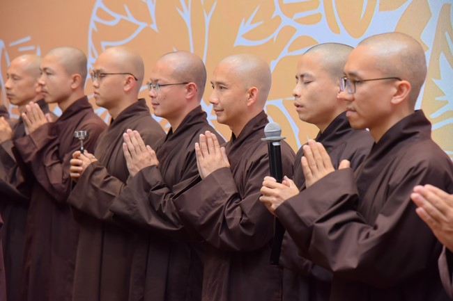 First day of Retreat Establishing communication in the family - Solving knots, reconnecting deep love of Plum Village.