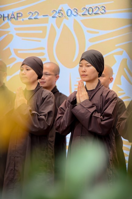 First day of Retreat Establishing communication in the family - Solving knots, reconnecting deep love of Plum Village.