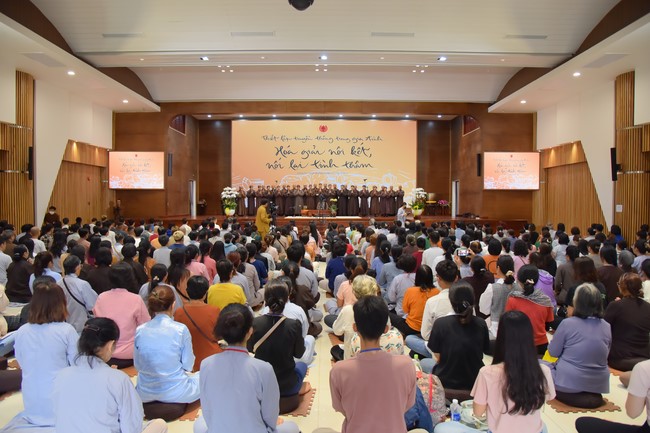 First day of Retreat Establishing communication in the family - Solving knots, reconnecting deep love of Plum Village.