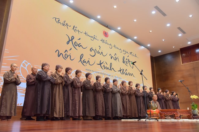 First day of Retreat Establishing communication in the family - Solving knots, reconnecting deep love of Plum Village.