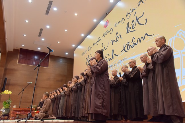 First day of Retreat Establishing communication in the family - Solving knots, reconnecting deep love of Plum Village.