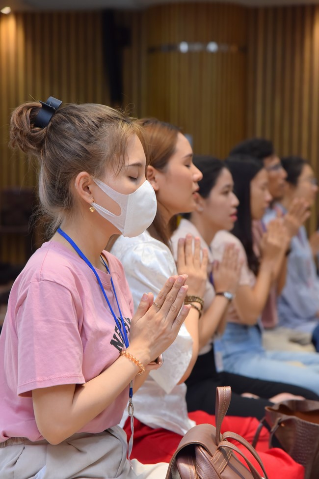 First day of Retreat Establishing communication in the family - Solving knots, reconnecting deep love of Plum Village.