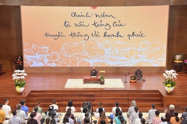 First day of Retreat Establishing communication in the family - Solving knots, reconnecting deep love of Plum Village.