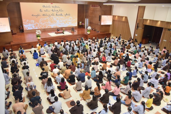 First day of Retreat Establishing communication in the family - Solving knots, reconnecting deep love of Plum Village.