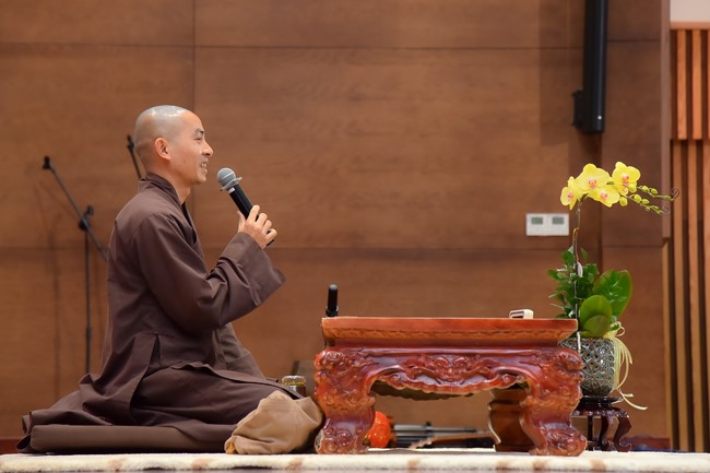 First day of Retreat Establishing communication in the family - Solving knots, reconnecting deep love of Plum Village.