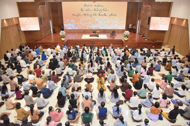 First day of Retreat Establishing communication in the family - Solving knots, reconnecting deep love of Plum Village.