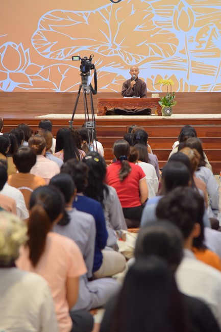 First day of Retreat Establishing communication in the family - Solving knots, reconnecting deep love of Plum Village.