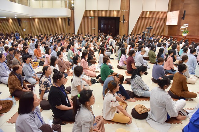 First day of Retreat Establishing communication in the family - Solving knots, reconnecting deep love of Plum Village.