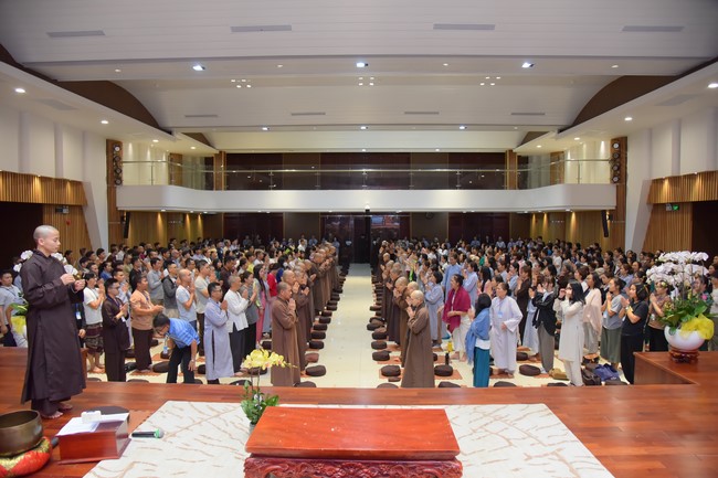 First day of Retreat Establishing communication in the family - Solving knots, reconnecting deep love of Plum Village.