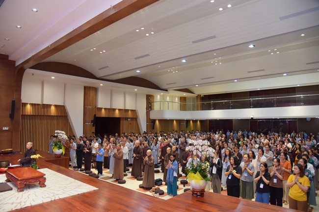 First day of Retreat Establishing communication in the family - Solving knots, reconnecting deep love of Plum Village.