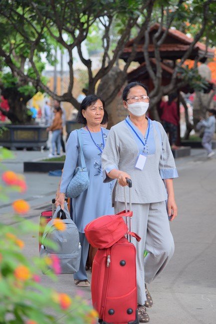 First day of Retreat Establishing communication in the family - Solving knots, reconnecting deep love of Plum Village.