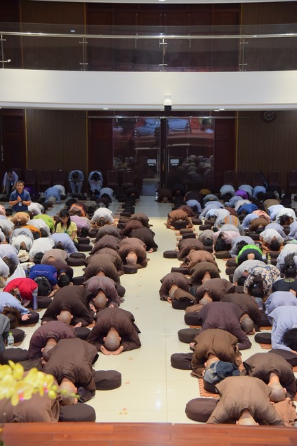 First day of Retreat Establishing communication in the family - Solving knots, reconnecting deep love of Plum Village.