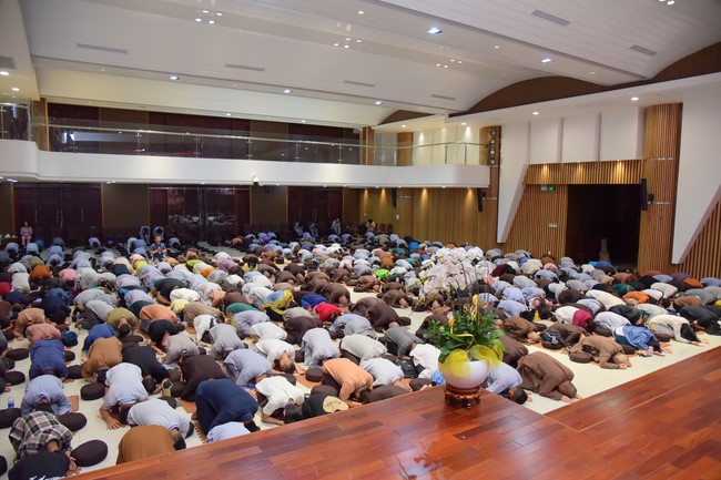 First day of Retreat Establishing communication in the family - Solving knots, reconnecting deep love of Plum Village.