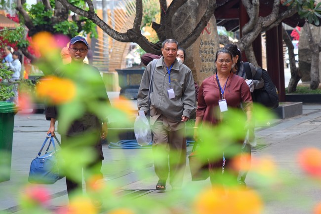 First day of Retreat Establishing communication in the family - Solving knots, reconnecting deep love of Plum Village.