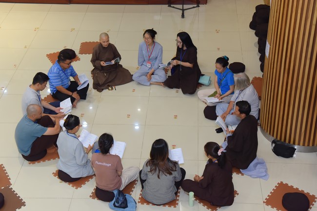 Second day of Retreat Establishing communication in the family - Solving knots, reconnecting deep love of Plum Village.