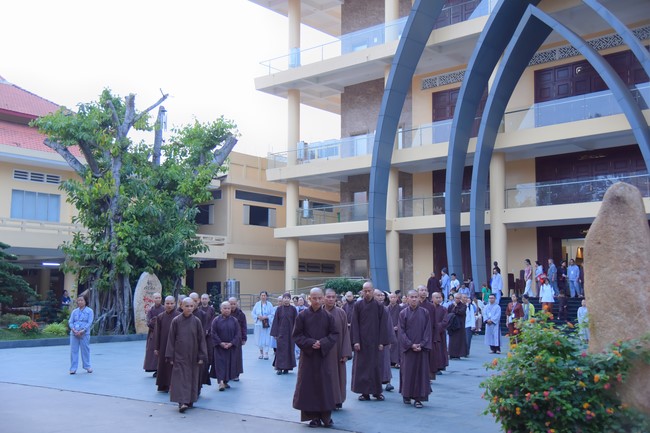 Second day of Retreat Establishing communication in the family - Solving knots, reconnecting deep love of Plum Village.