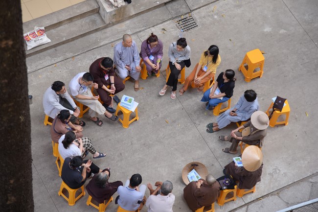 Second day of Retreat Establishing communication in the family - Solving knots, reconnecting deep love of Plum Village.