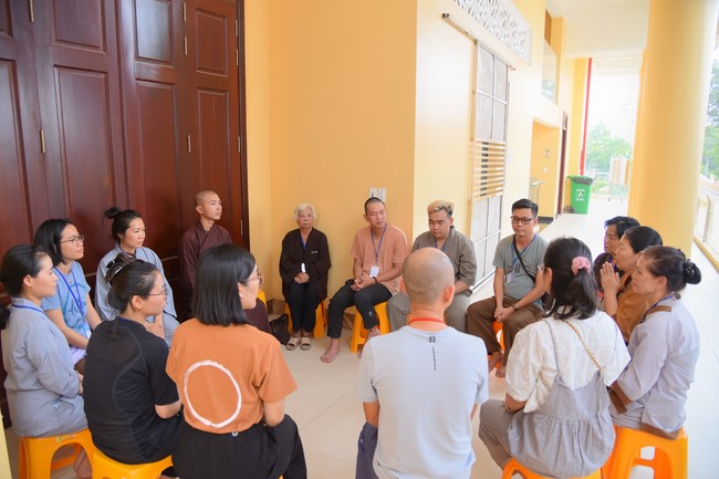 Second day of Retreat Establishing communication in the family - Solving knots, reconnecting deep love of Plum Village.