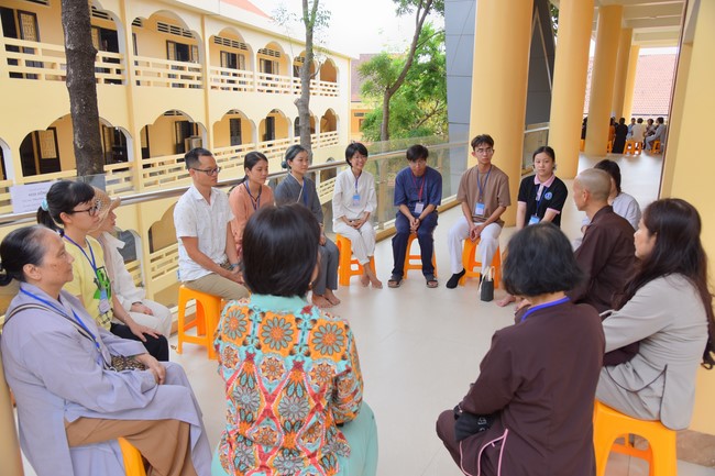 Second day of Retreat Establishing communication in the family - Solving knots, reconnecting deep love of Plum Village.