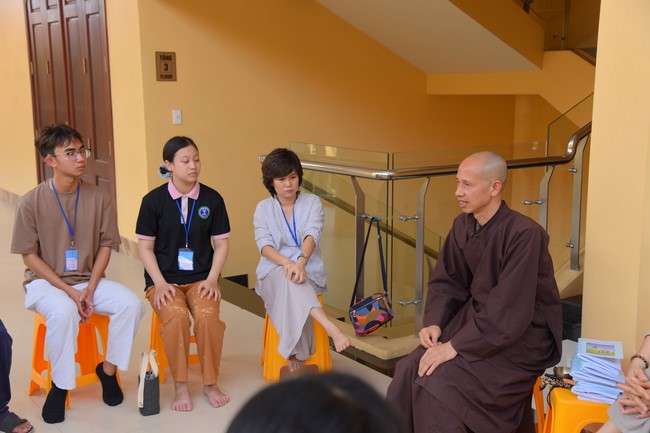 Second day of Retreat Establishing communication in the family - Solving knots, reconnecting deep love of Plum Village.