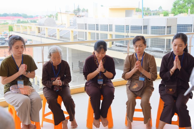 Second day of Retreat Establishing communication in the family - Solving knots, reconnecting deep love of Plum Village.