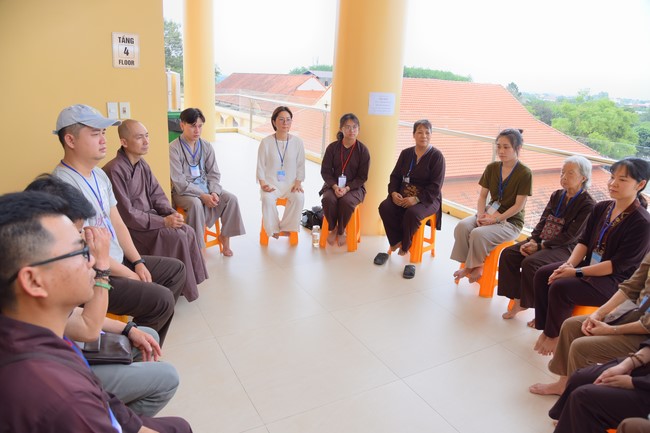 Second day of Retreat Establishing communication in the family - Solving knots, reconnecting deep love of Plum Village.