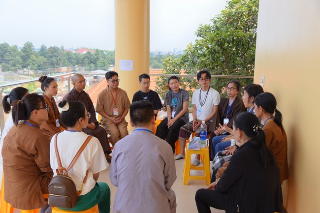 Second day of Retreat Establishing communication in the family - Solving knots, reconnecting deep love of Plum Village.