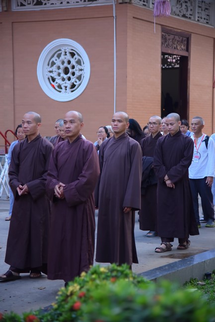 Second day of Retreat Establishing communication in the family - Solving knots, reconnecting deep love of Plum Village.