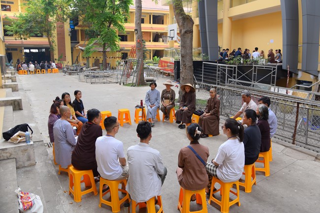 Second day of Retreat Establishing communication in the family - Solving knots, reconnecting deep love of Plum Village.