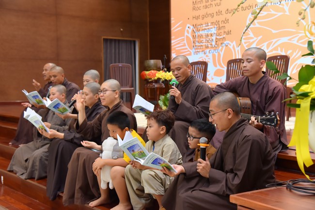 Second day of Retreat Establishing communication in the family - Solving knots, reconnecting deep love of Plum Village.