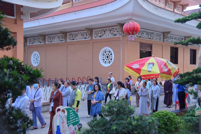 Second day of Retreat Establishing communication in the family - Solving knots, reconnecting deep love of Plum Village.