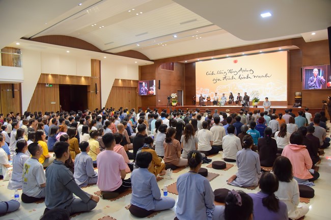 Second day of Retreat Establishing communication in the family - Solving knots, reconnecting deep love of Plum Village.