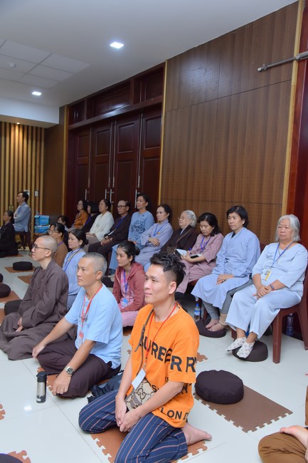 Second day of Retreat Establishing communication in the family - Solving knots, reconnecting deep love of Plum Village.