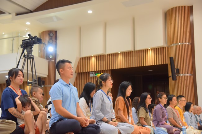 Second day of Retreat Establishing communication in the family - Solving knots, reconnecting deep love of Plum Village.