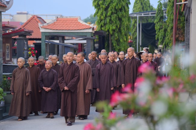 Second day of Retreat Establishing communication in the family - Solving knots, reconnecting deep love of Plum Village.