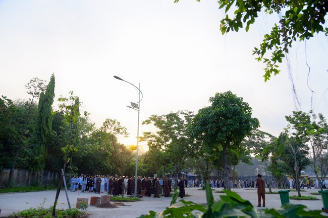 Second day of Retreat Establishing communication in the family - Solving knots, reconnecting deep love of Plum Village.