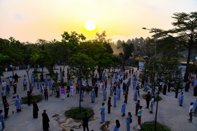 Second day of Retreat Establishing communication in the family - Solving knots, reconnecting deep love of Plum Village.