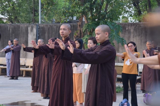 Second day of Retreat Establishing communication in the family - Solving knots, reconnecting deep love of Plum Village.