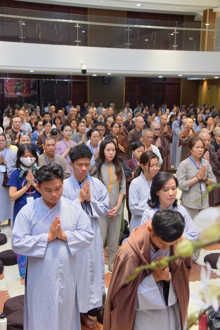 Second day of Retreat Establishing communication in the family - Solving knots, reconnecting deep love of Plum Village.