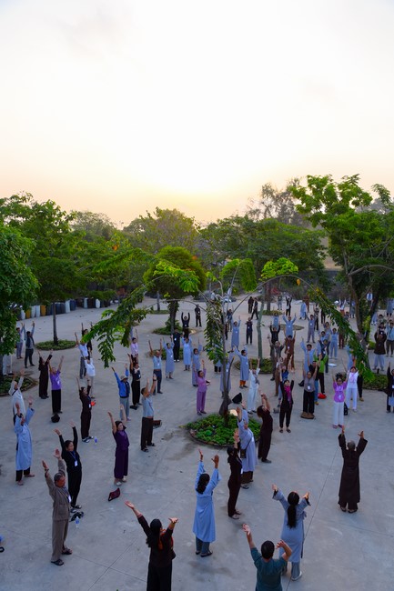 Second day of Retreat Establishing communication in the family - Solving knots, reconnecting deep love of Plum Village.